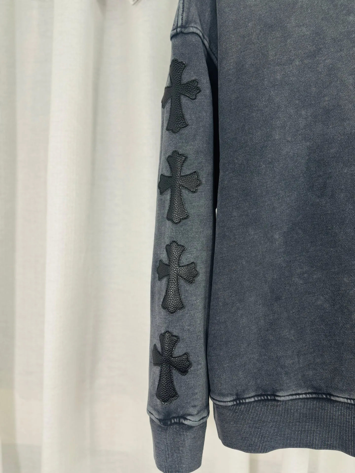 P270 top version, real shot without P, ​​different from market currency) 𝗖𝗵𝗿𝗼𝗺𝗲 𝗛𝗲𝗮𝗿𝘁𝘀/Cro Heart 2025 Washed Leather Embroidery Autumn and Winter New Original Single Counter American Laser Burnt 3D Three-dimensional Color Embroidered Couple Casual Sweater 👑The highest version! Customized fabric 420g tripe terry fabric! American acid-washed and distressed original fabric, laser burnt pattern ✟Skin embroidery, exquisite embroidery of letters! The best-selling model in the counter, very comfortable to wear. Accessories: original molded and authenticated collar label➕100% silk wash label. Genuine purchase-grade original hangtag➕matching hanging rope➕3D hanging beads➕original packaging bag. Craftsmanship: The original version has consistent wiring! The highest version of the armhole matching technique! Color: Gray Black Size: S M L XL Style No.: 9314